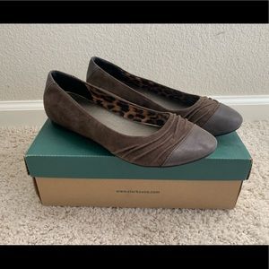 Clarks Women’s Brown Suede Flats! Size 9.5 & Good condition